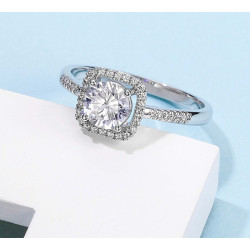 Дугуй гялалзсан  моиссанит алмаз алтаар бүрсэн сүйн бөгж